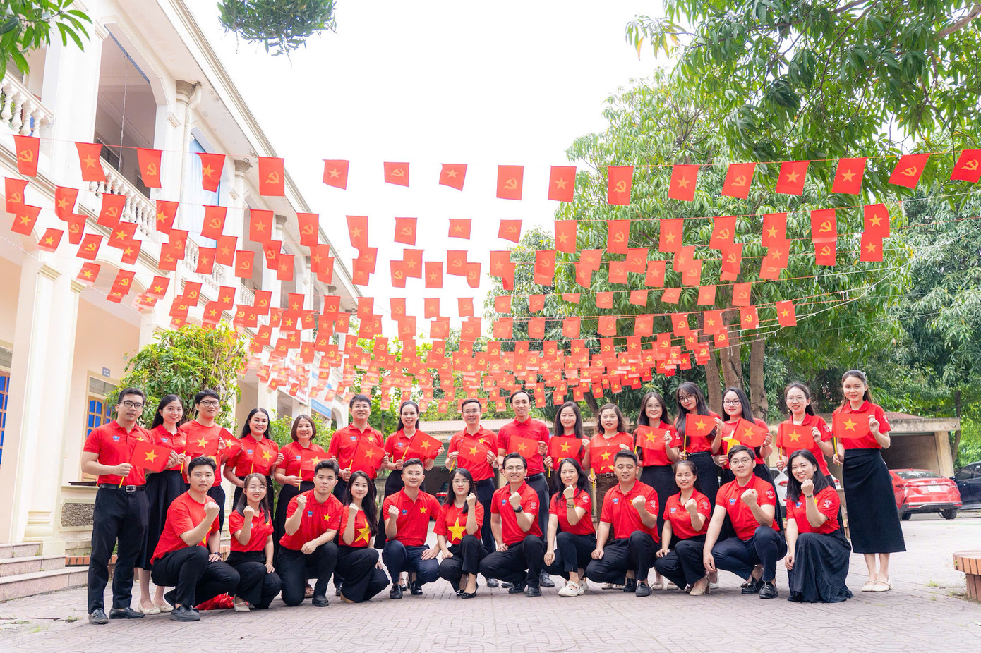 Hướng tới kỷ niệm 50 năm Ngày Giải phóng miền Nam, thống nhất đất nước (30/4/1975 – 30/4/2025), cơ quan Tỉnh Đoàn Hà Tĩnh đã đồng loạt triển khai các hoạt động trang trí, tuyên truyền rực rỡ, mang đậm màu sắc truyền thống, khơi dậy niềm tự hào dân tộc.