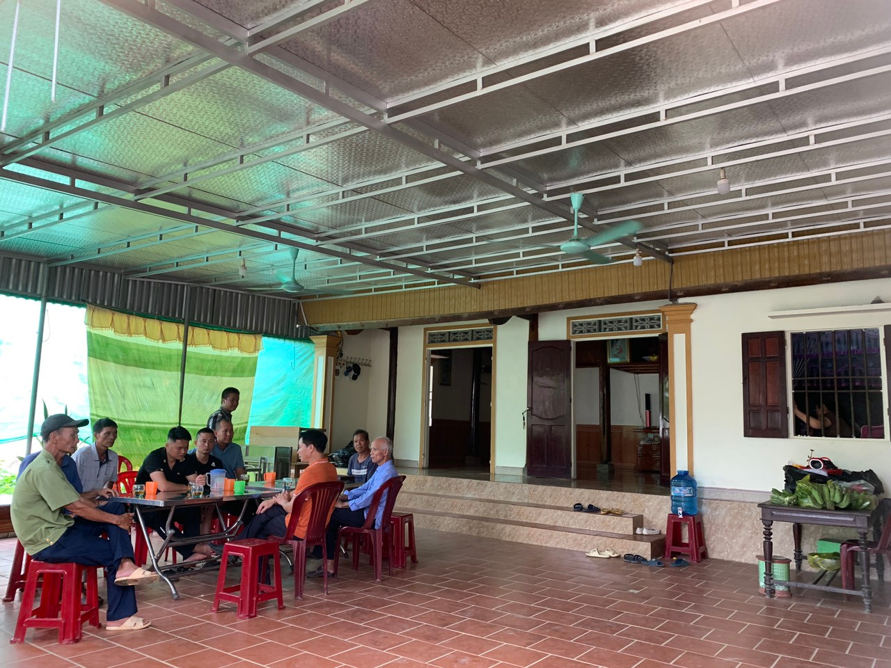 Người dân cùng lãnh đạo địa phương đến hỗ trợ gia đình ông Tú lo thủ tục an táng cho con gái.