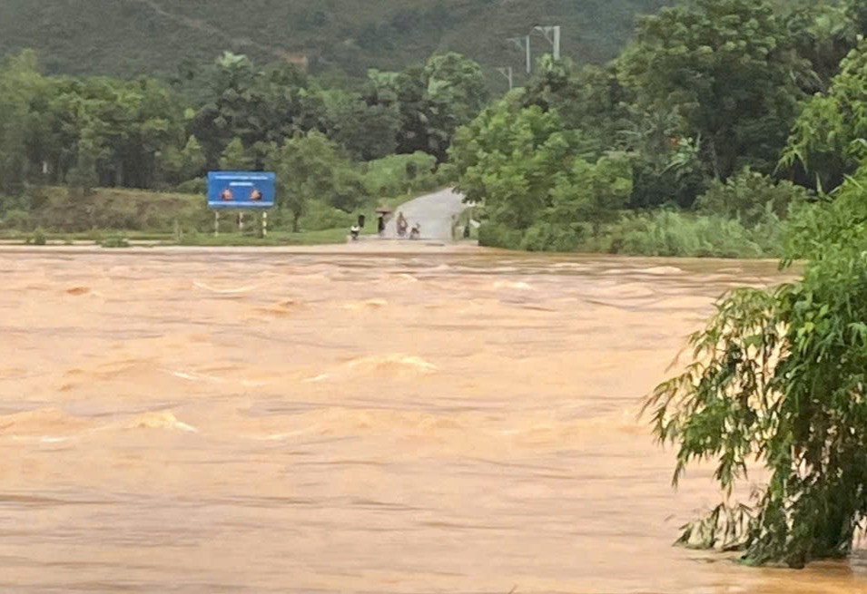 Tại huyện Hương Khê, những ngày qua, do ảnh hưởng mưa lớn và nước từ thượng nguồn đổ về mạnh, từ tối 19/9 đến sáng 20/9, cầu tràn bắc qua sông Ngàn Sâu nối trung tâm xã Hương Liên vào bản Rào Tre đã bị ngập nước sâu, gây chia cắt hoàn toàn.