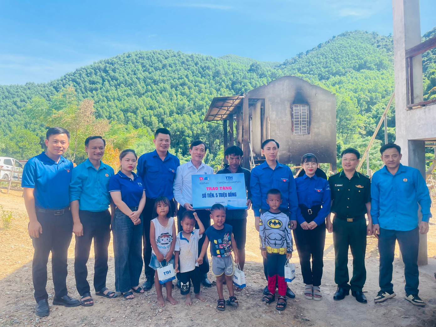 Đoàn thanh niên phối hợp với đơn vị tài trợ tặng quà và trao kinh phí hỗ trợ gia đình anh Hồ Thế Xoan vừa bị lửa thiêu rụi căn nhà. Đoàn thanh niên phối hợp với đơn vị tài trợ tặng quà và trao kinh phí hỗ trợ gia đình anh Hồ Thế Xoan vừa bị lửa thiêu rụi căn nhà.