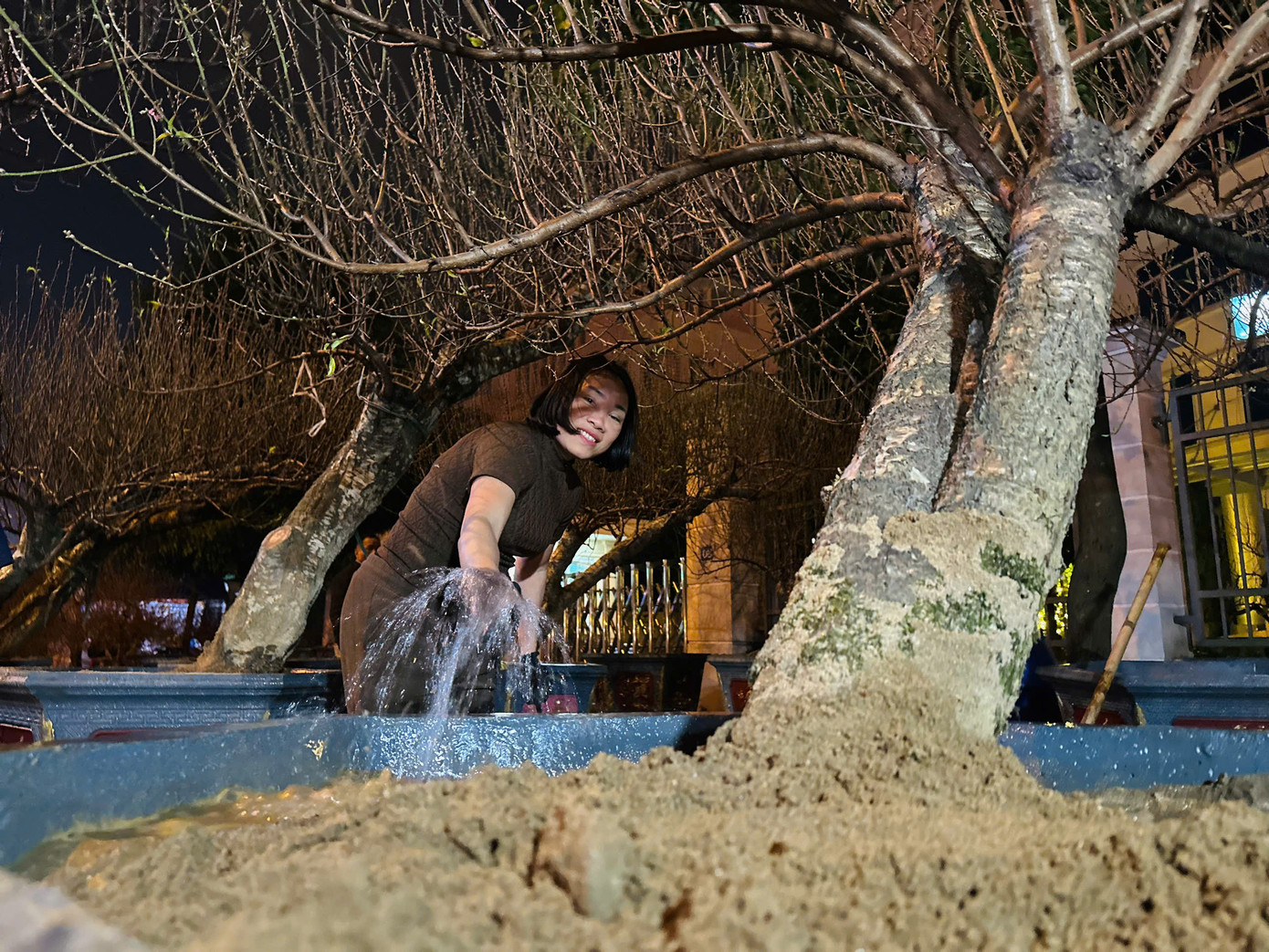 Những tiểu thương đang tất bật tưới nước, chuyển hoa từ xe xuống. Những tiểu thương đang tất bật tưới nước, chuyển hoa từ xe xuống.