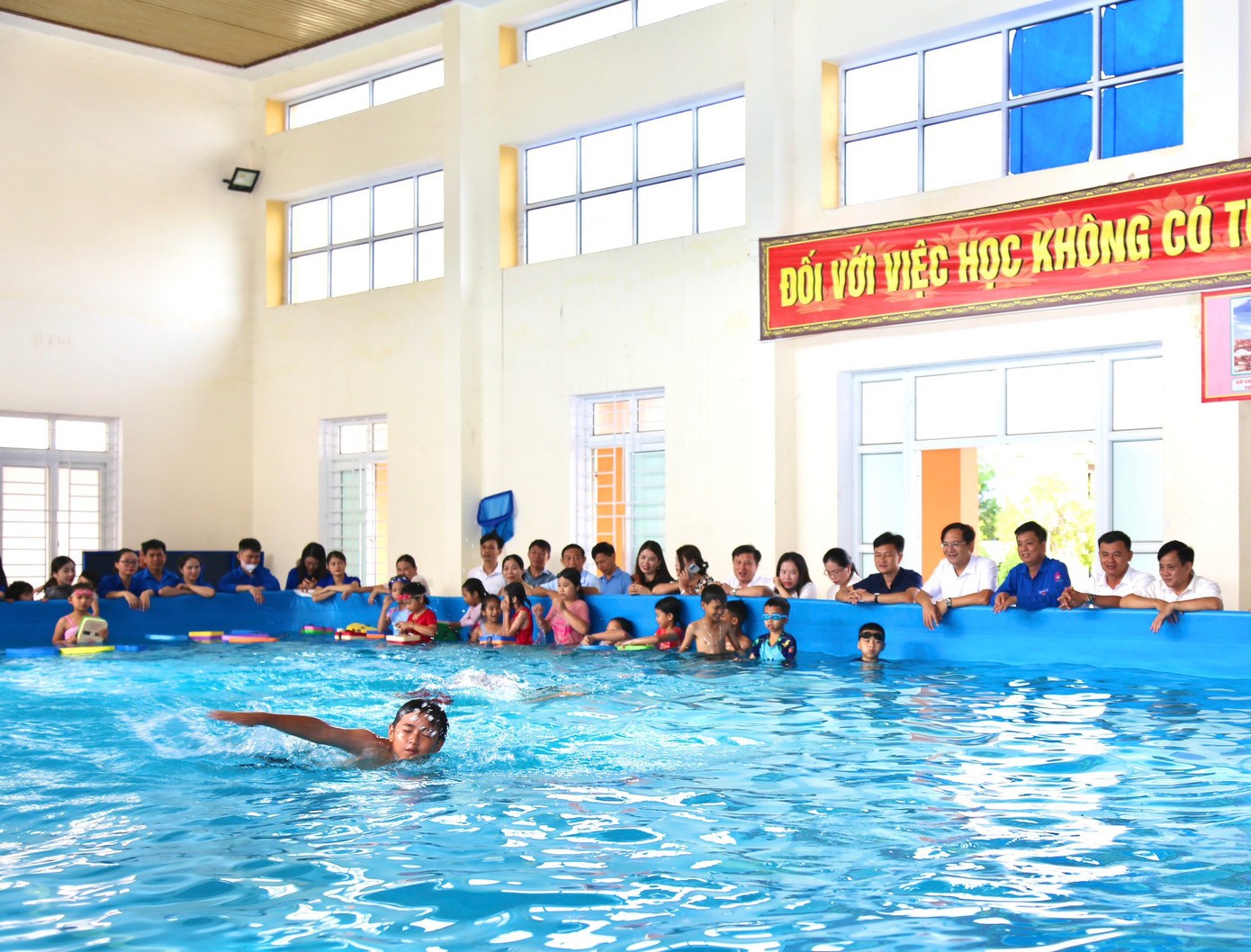 Lớp học bơi cho trẻ được nhiều cơ sở Đoàn thực hiện. Lớp học bơi cho trẻ được nhiều cơ sở Đoàn thực hiện.