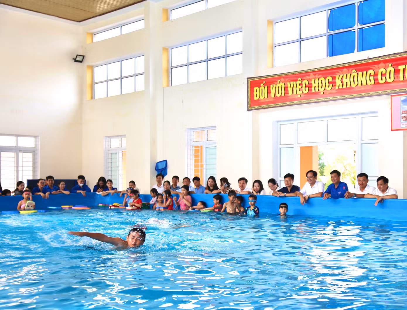 Lớp học bơi cho trẻ được nhiều cơ sở Đoàn thực hiện.