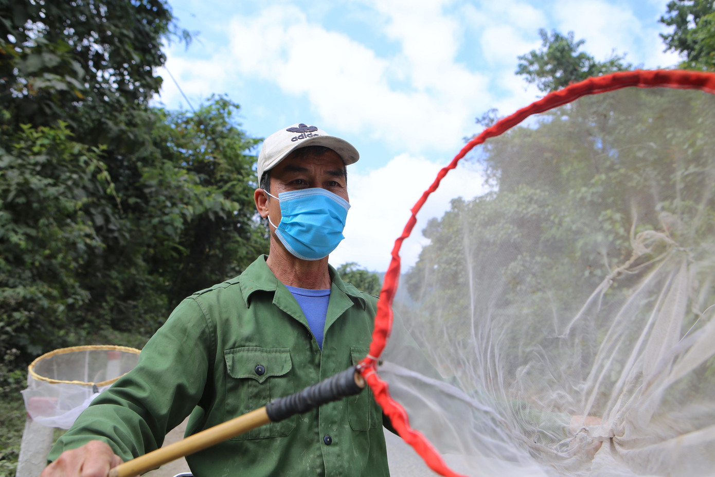 Theo các thợ săn, từ tháng 9 bắt đầu se lạnh, đây là lúc những đàn ong mật sống tự nhiên trong rừng sâu bắt đầu quá trình di cư tìm chỗ trú đông, tránh rét vào mùa Đông. Vào thời gian này, người dân cũng tập trung đi săn ong rất nhiều.