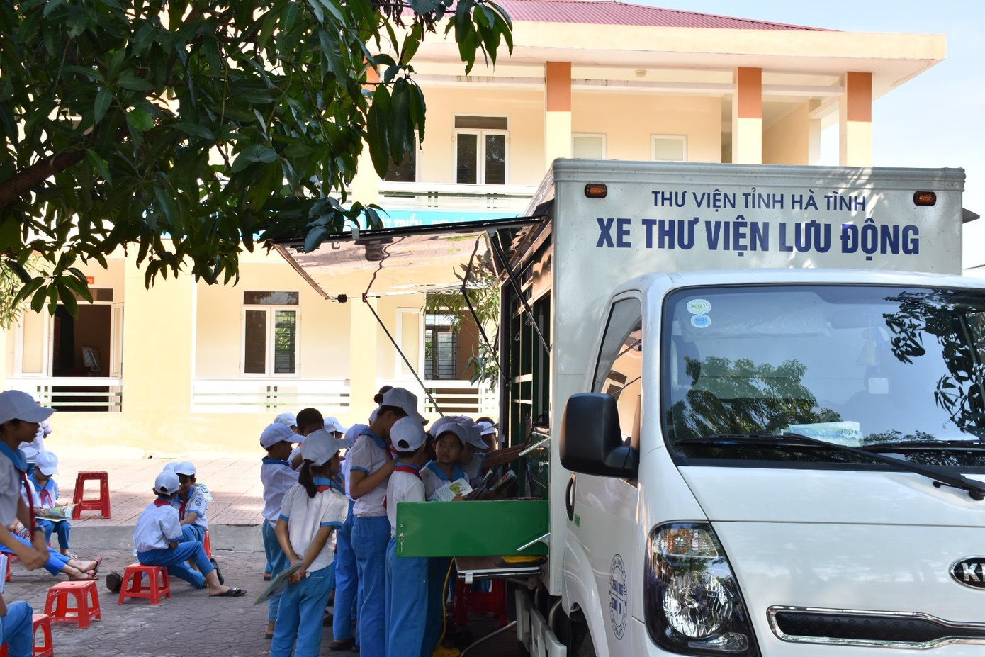 Tham quan triển lãm tranh với chủ đề “Em yêu Tổ quốc Việt Nam”, trải nghiệm Thư viện lưu động tại trường Tiểu học Cẩm Hưng…