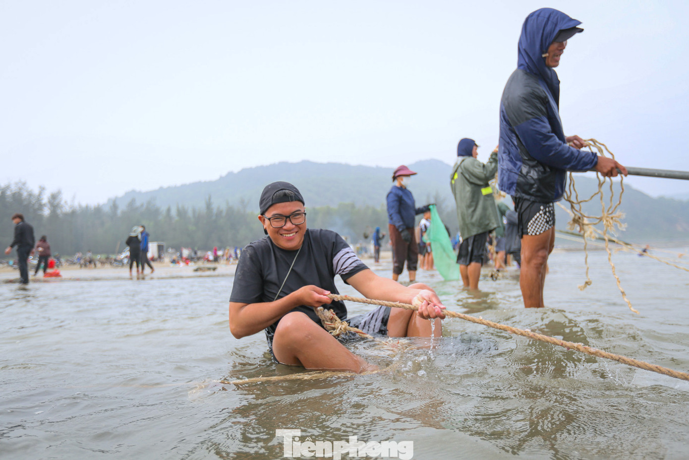 Những thanh niên có sức khoẻ, cánh đàn ông sẽ dùng vợt hay dùng dây cột vào người, gắn thêm lưới vào khung sắt để cào sò.