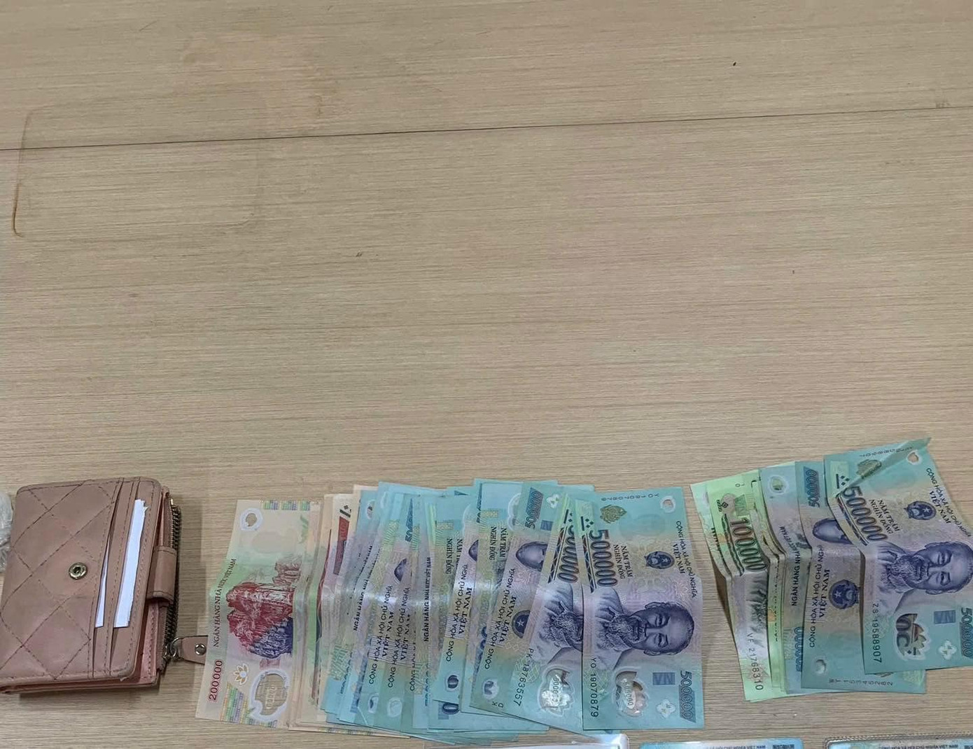 Số tiền trong ví hai em học sinh nhặt được.