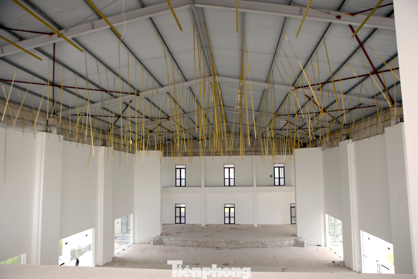 Được biết, dự án này được nhà tài trợ thống nhất với huyện về việc xây dựng nhân dịp kỷ niệm 550 năm ngày thành lập huyện Hương Sơn vào năm 2019. Đến năm 2020 bắt đầu triển khai xây dựng. Tuy nhiên khi đang làm tòa nhà chính thì nhà tài trợ gặp khó khăn về vốn nên dừng lại.