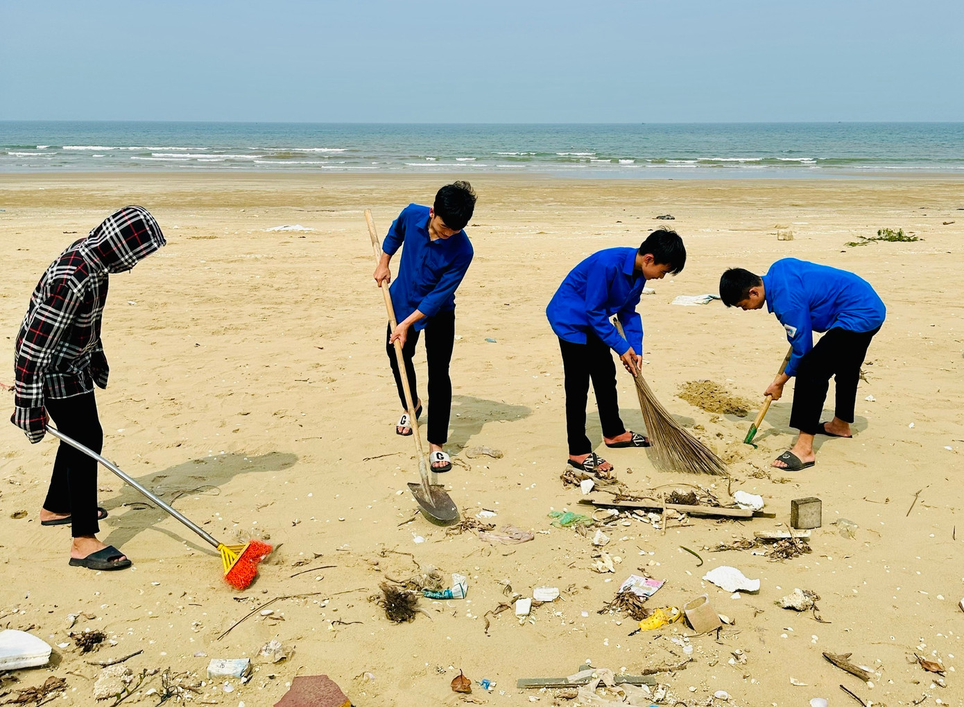Với sự tham gia tích cực, hăng hái của lực lượng đoàn viên, chỉ sau một buổi, lượng lớn cây dại, rác thải tại bãi biển Thạch Hải đã được làm sạch... Với sự tham gia tích cực, hăng hái của lực lượng đoàn viên, chỉ sau một buổi, lượng lớn cây dại, rác thải tại bãi biển Thạch Hải đã được làm sạch...