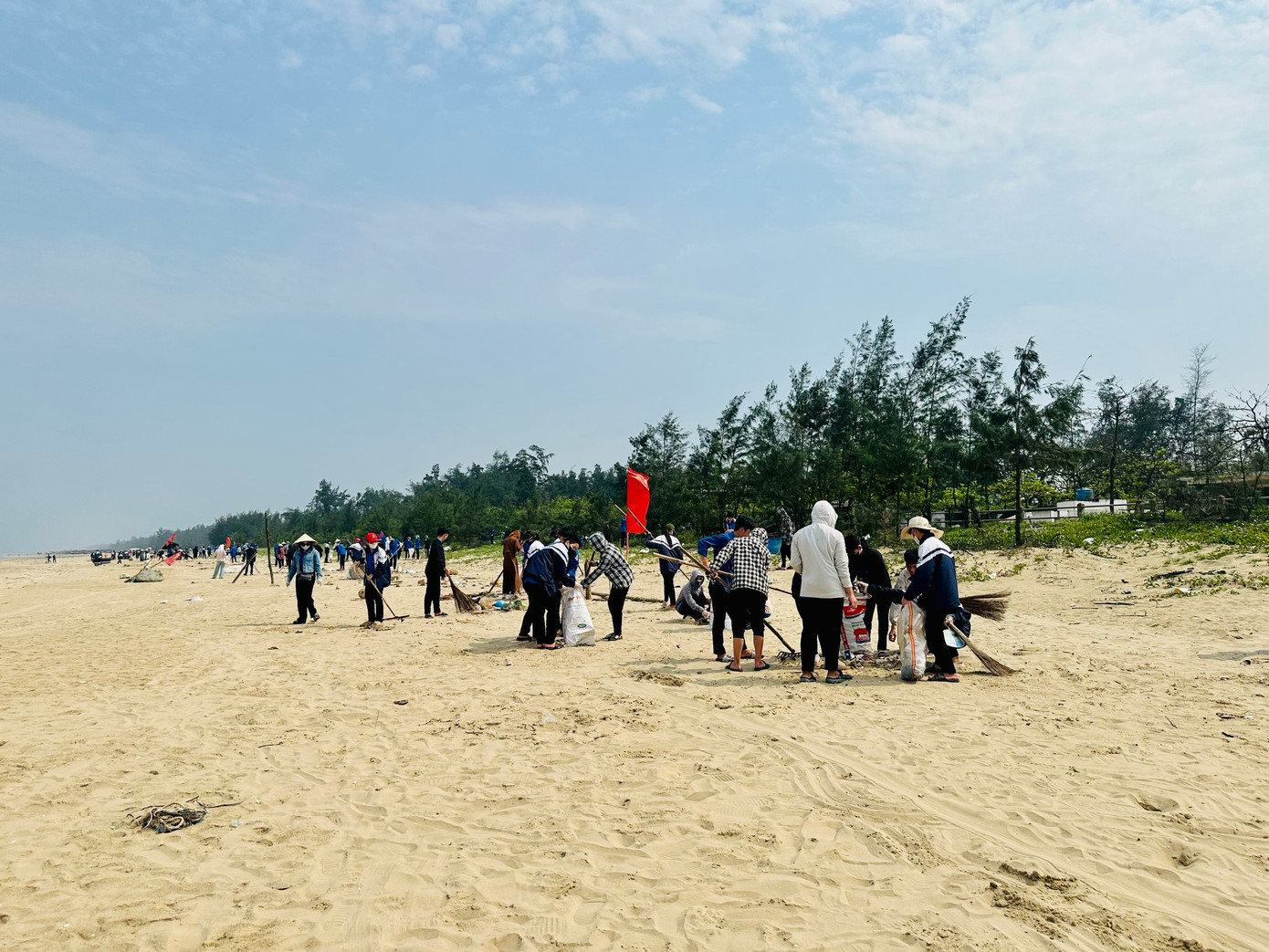 Các đoàn viên phân chia thành từng tốp nhỏ, làm sạch và phân loại rác thải dọc bờ biển, tuyến kè của bãi biển Thạch Hải có chiều dài khoảng 1,5km. Các đoàn viên phân chia thành từng tốp nhỏ, làm sạch và phân loại rác thải dọc bờ biển, tuyến kè của bãi biển Thạch Hải có chiều dài khoảng 1,5km.