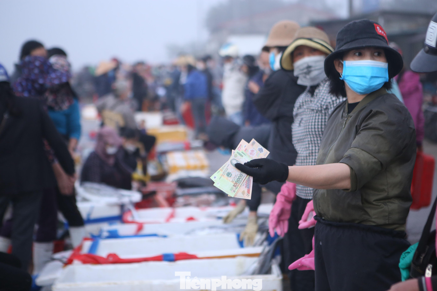 Phần lớn số lượng hải sản sau khi thu mua xong tại cảng, được thương lái vận chuyển bằng xe đông lạnh đi tiêu thụ khắp nơi tại các nhà hàng hải sản.