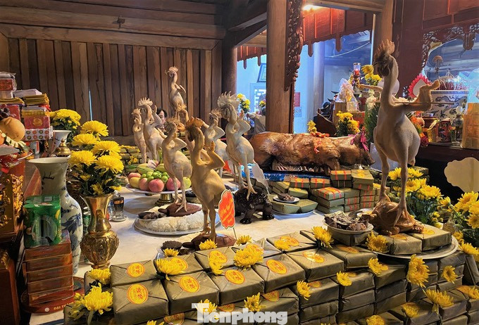 Những mâm cỗ được bày biện rất đẹp mắt gồm bánh chưng, gà, lợn trước ban thờ là nét văn hóa truyền thống đặc sắc của các dòng họ ở huyện Lộc Hà mỗi dịp lễ tết, đặc biệt là rằm tháng Giêng.