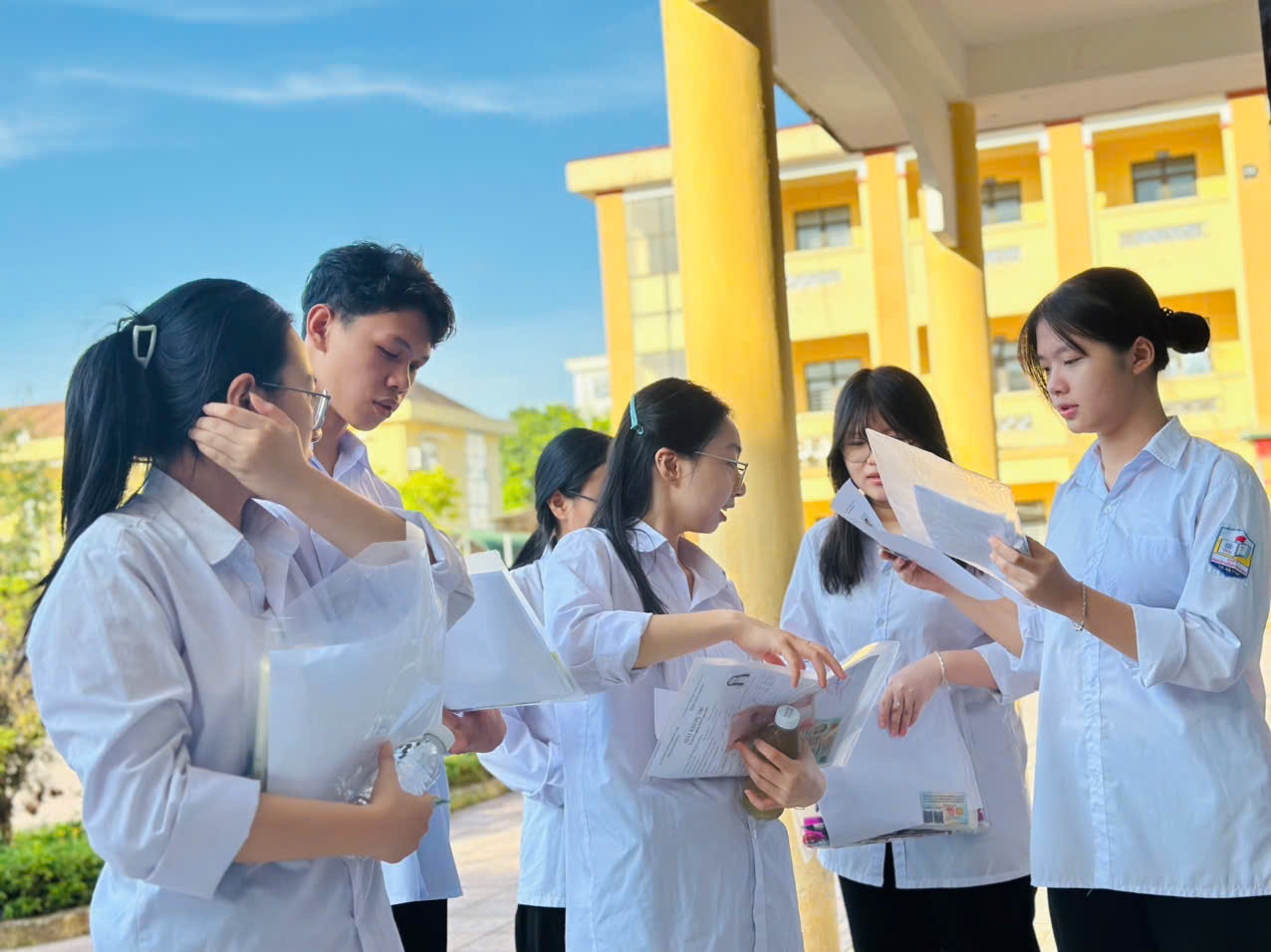 Sỹ tử hoàn thành bài Ngữ Văn, đề dễ thở, thí sinh phấn khởi ảnh 45