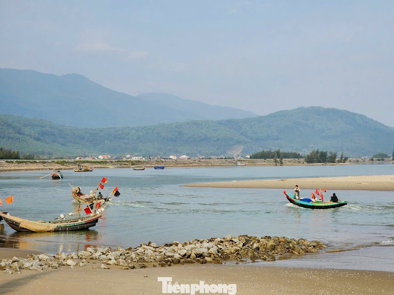 Bắt đầu từ ngày Mùng 4 và Mùng 5 Tết, số lượng ngư dân khởi hành ra khơi càng nhiều hơn và hoạt động trở lại bình thường.