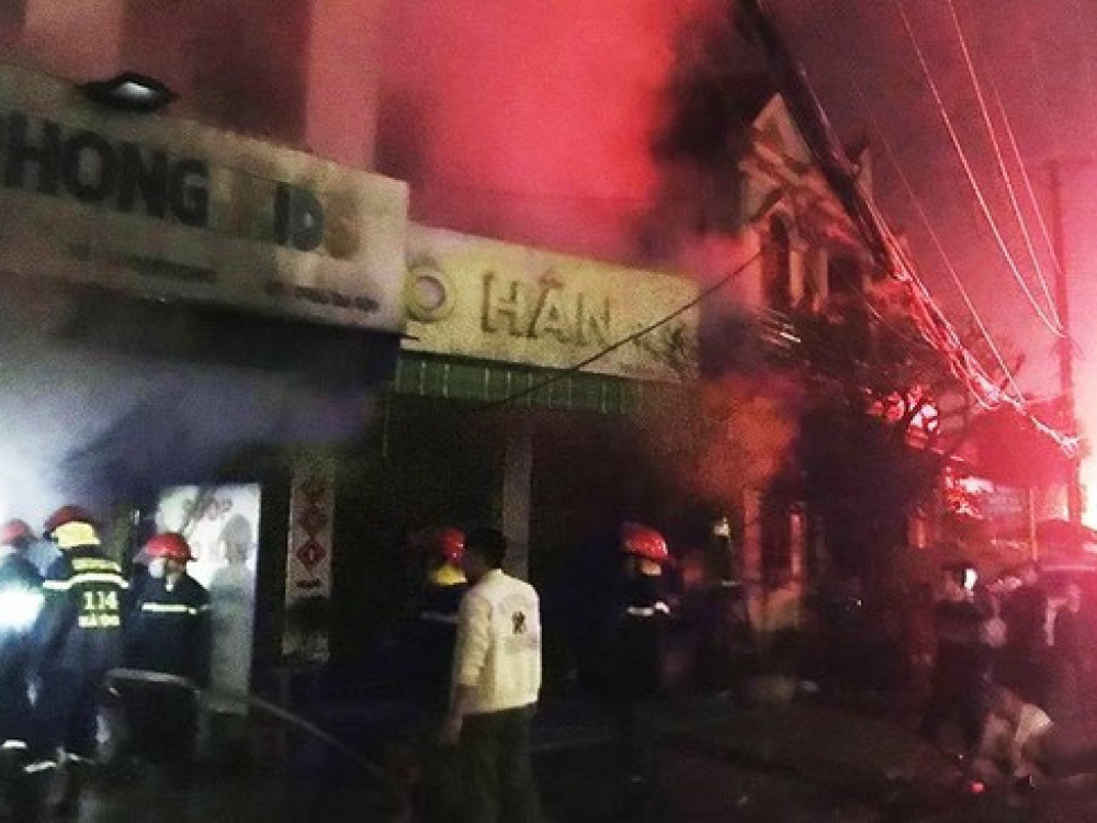 Lực lượng chữa cháy nỗ lực cứu 4 người mắc kẹt bên trong ra ngoài. Lực lượng chữa cháy nỗ lực cứu 4 người mắc kẹt bên trong ra ngoài.