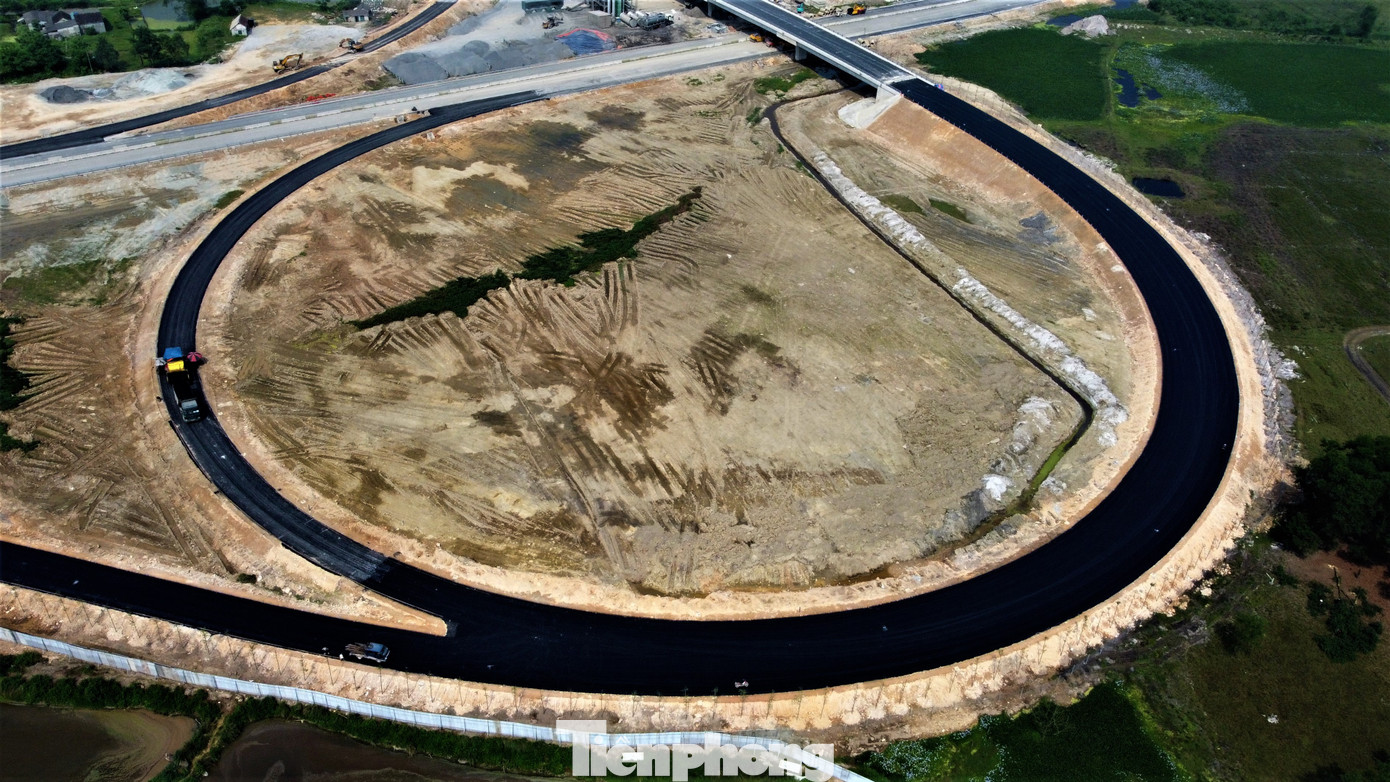 Đây là nút giao quan trọng bậc nhất tuyến cao tốc Bắc – Nam. Bởi khi hoàn thiện đưa vào khai thác, từ nút giao, tài xế sẽ di chuyển ra khỏi cao tốc để đến trung tâm thành phố Hà Tĩnh và các huyện lân cận như Thạch Hà, Hương Khê, Can Lộc và ngược lại đi vào nút giao để lên cao tốc.