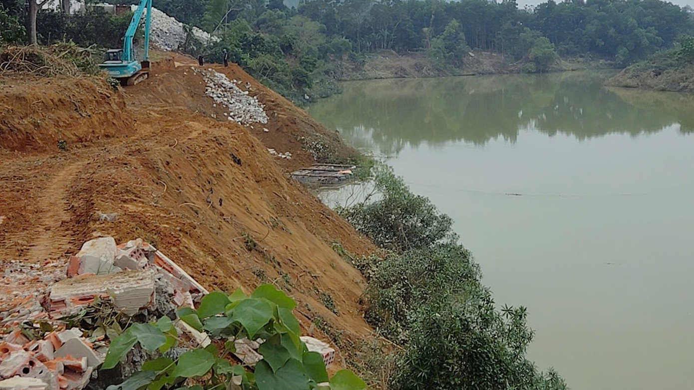 Người dân cùng hiến đất để thực hiện dự án. Người dân cùng hiến đất để thực hiện dự án.