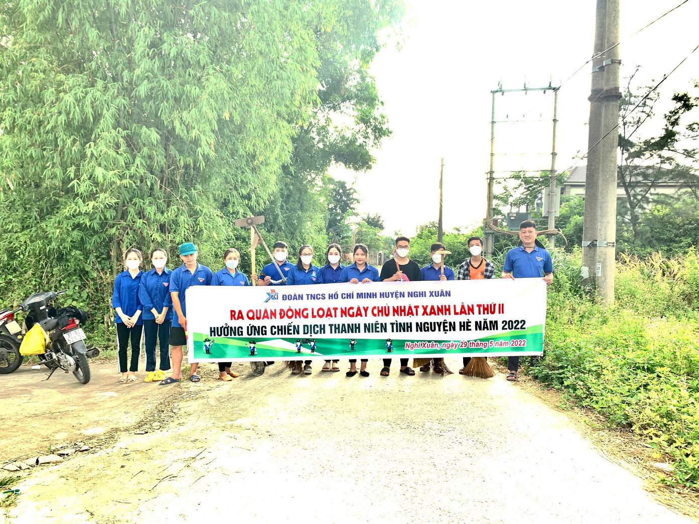 Trong ngày đã tham gia vệ sinh môi trường, trồng mới và chăm sóc hơn 1.000 cây xanh, lắp đặt hơn 800 biển cảnh báo đuối nước;