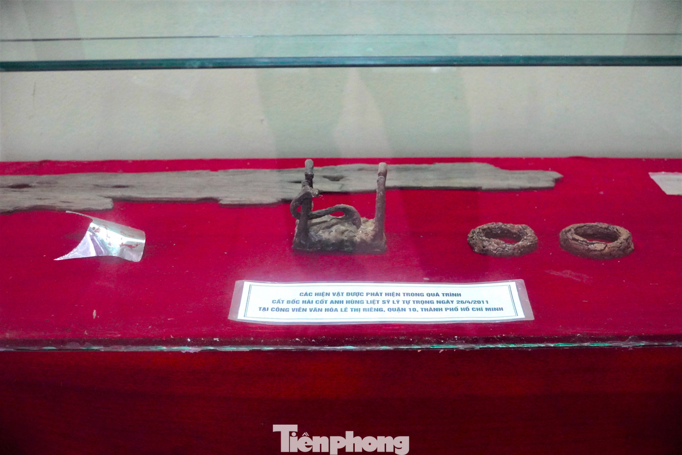 Trong ảnh là các hiện vật được phát hiện trong quá trình cất bốc hài cốt anh Lý Tự Trọng ngày 26/4/2011 tại Công viên văn hóa Lê Thị Riêng, quận 10, TPHCM. Trong số các hiện vật có cùm chân, còng tay, miếng gỗ và một miếng inox sơn số. Trong ảnh là các hiện vật được phát hiện trong quá trình cất bốc hài cốt anh Lý Tự Trọng ngày 26/4/2011 tại Công viên văn hóa Lê Thị Riêng, quận 10, TPHCM. Trong số các hiện vật có cùm chân, còng tay, miếng gỗ và một miếng inox sơn số.