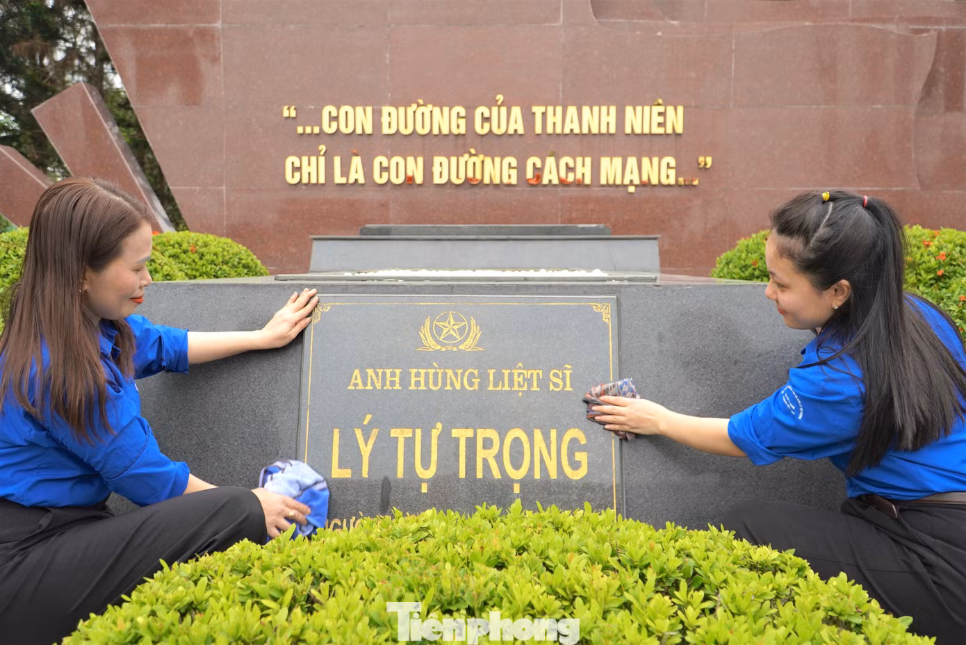 Công việc hàng ngày của nhân viên Ban quản lý Khu tưởng niệm anh Lý Tự Trọng là chăm sóc khu mộ, đón tiếp khách đến dâng hương tưởng niệm.