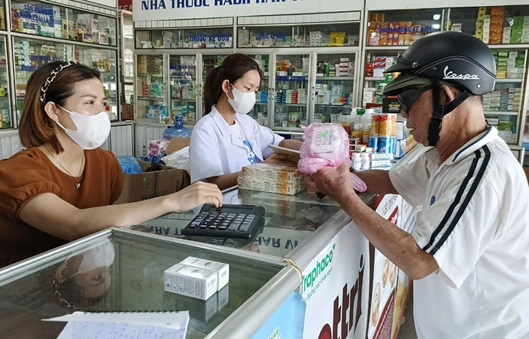 Hà Tĩnh gia tăng ca đau mắt đỏ đã khiến mặt hàng thuốc nhỏ mắt, nhất là một số loại thuốc kháng sinh trở nên khan hiếm.