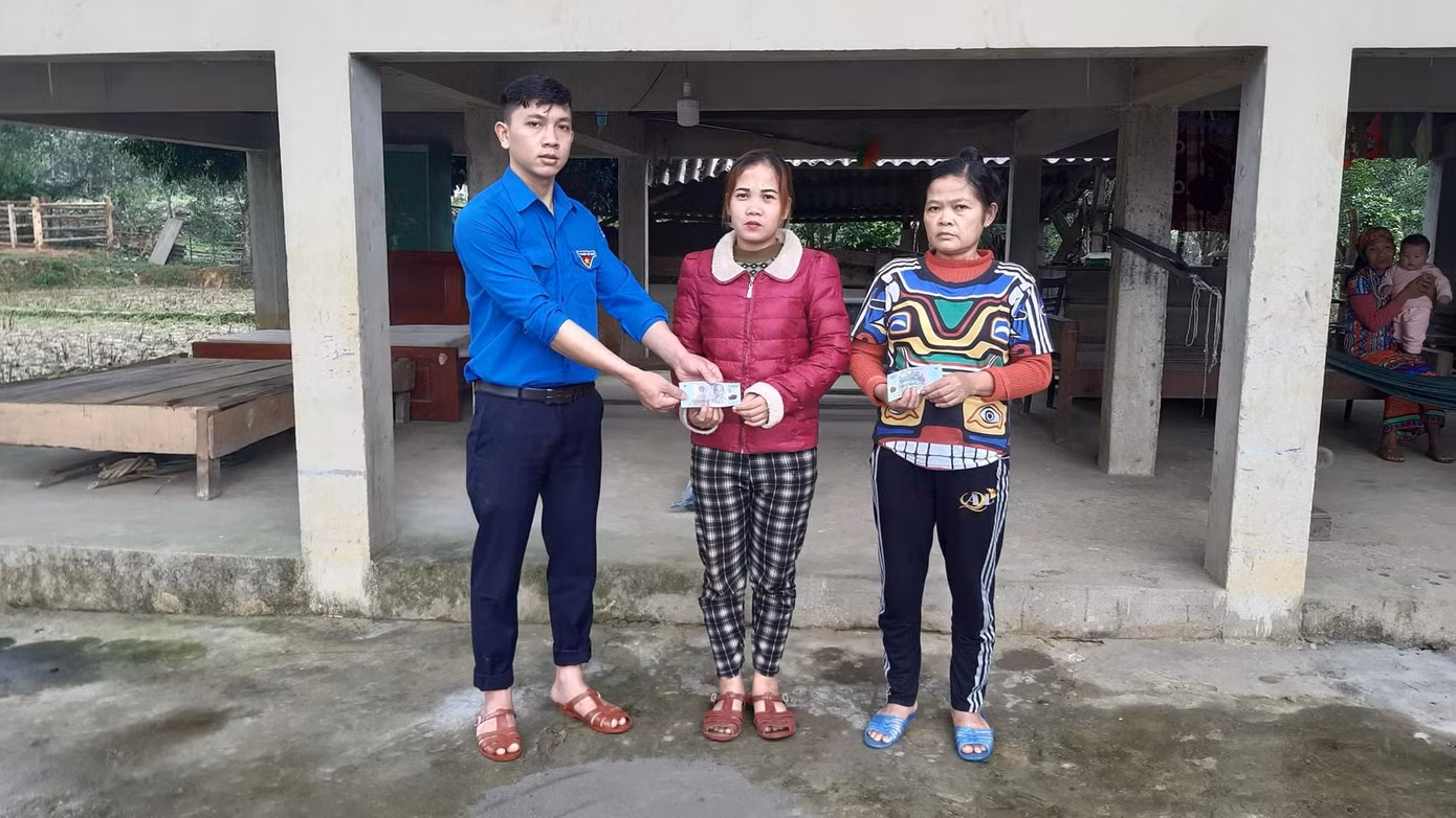 Nhiều hoạt động hỗ trợ người dân tộc Chứt được Bí thư Đoàn xã Hương Liên thực hiện.