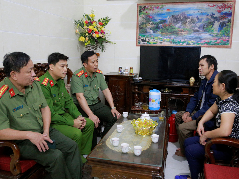 Thượng tá Nguyễn Trung Kiên - Phó Giám đốc Công an tỉnh thăm hỏi, động viên gia đình Thượng úy Trần Trung Hiếu tại xã Xuân Lĩnh, huyện Nghi Xuân.