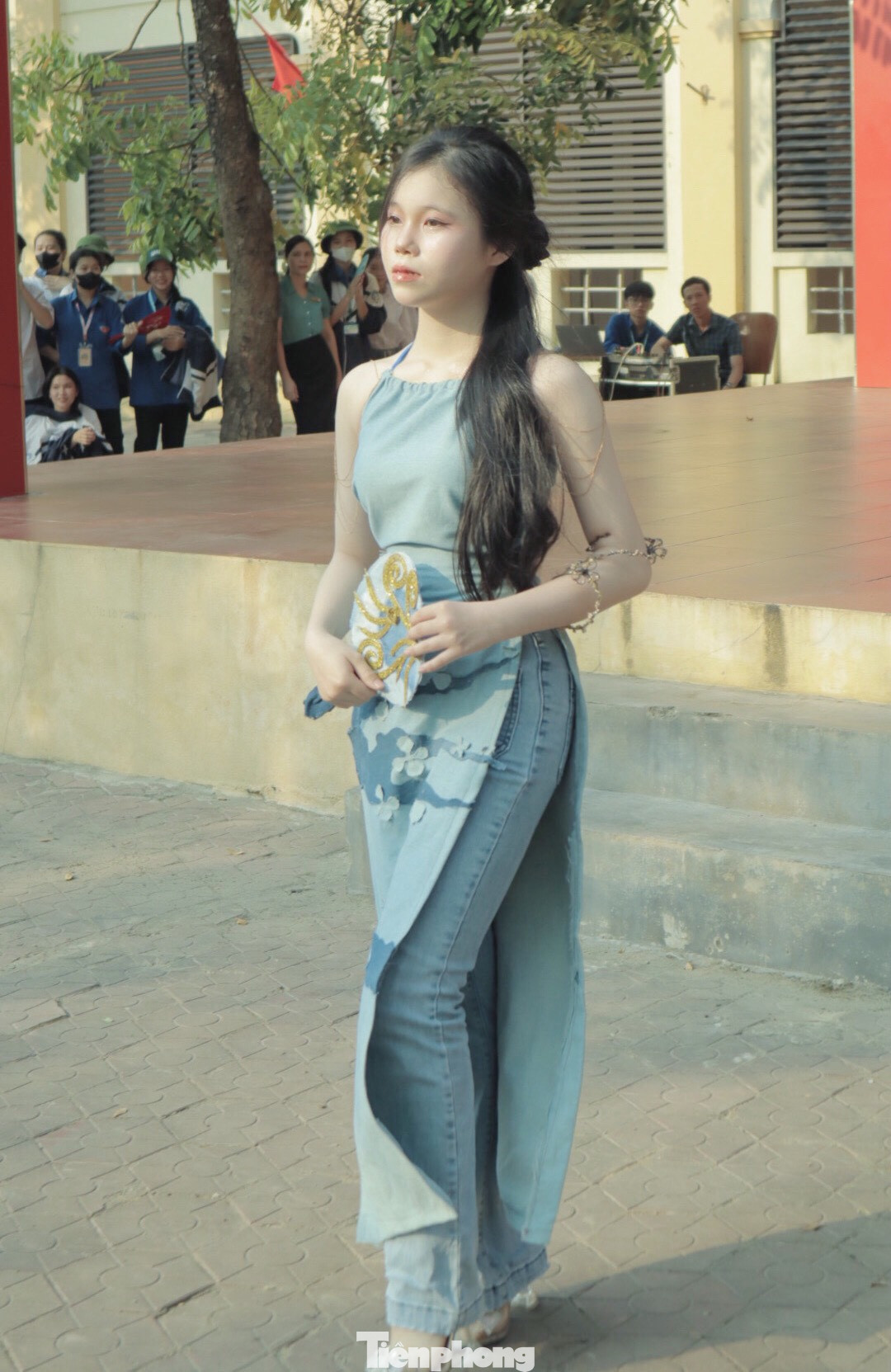 Được biết, đây là những sản phẩm dự thi chương trình "Thời trang và cuộc sống" với chủ đề sáng tạo từ vải jeans tái chế, do Đoàn trường THPT Nguyễn Trung Thiên tổ chức và khởi xướng.