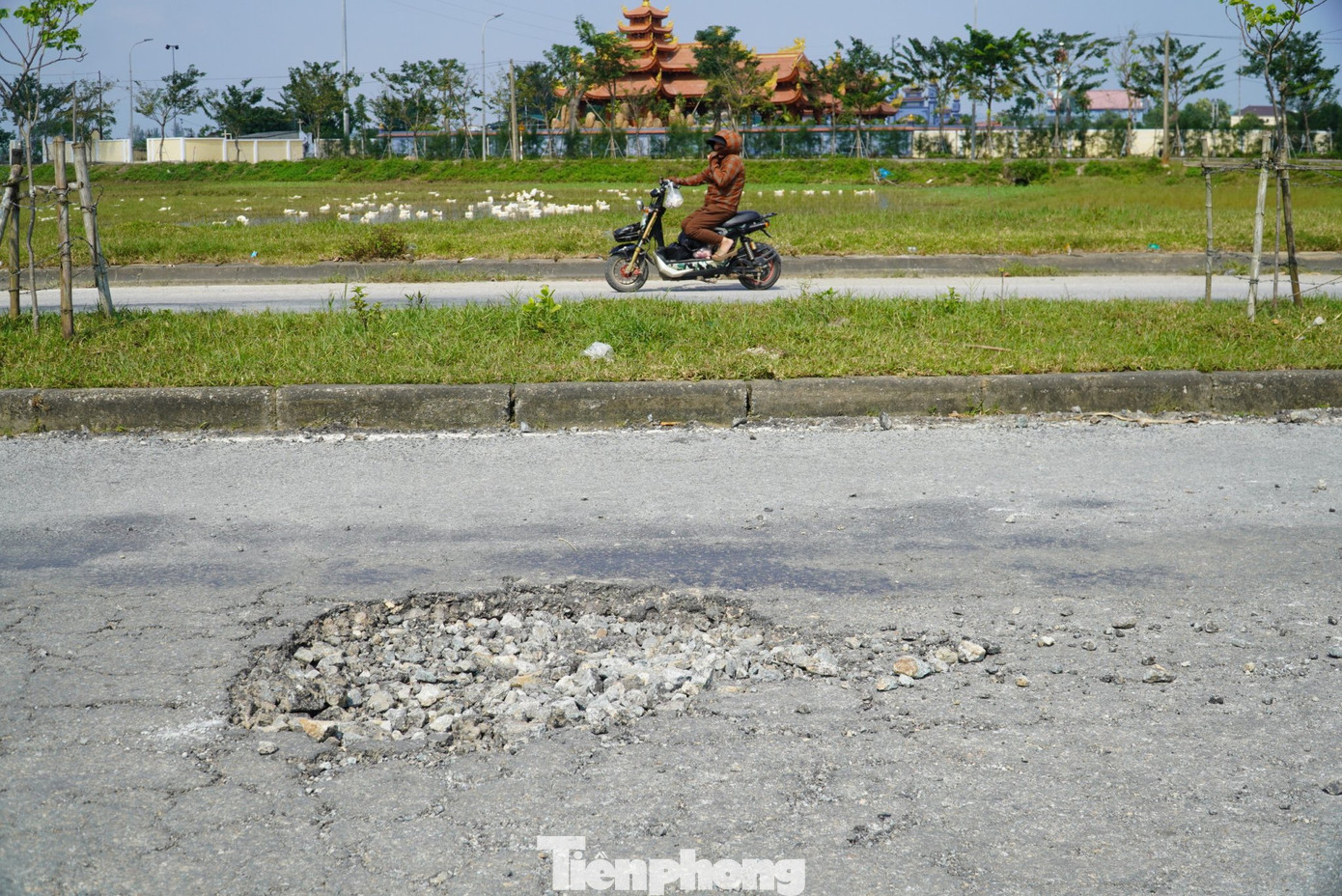 Theo nhiều người dân địa phương, thời gian qua không ít trường hợp tham gia giao thông bị ngã do đi vào những vị trí đường hư hỏng nghiêm trọng khi tầm nhìn về đêm bị hạn chế.