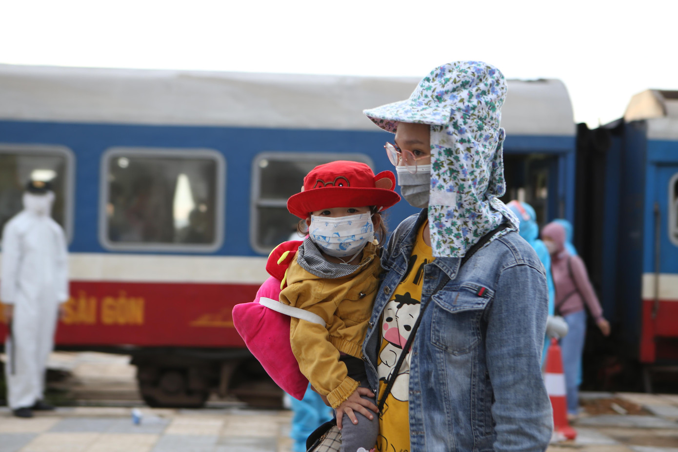 Chị Lê Thị Bảo Hằng (SN 1990) từ quận Thủ Đức (TP Hồ Chí Minh) bế con gái 29 tháng tuổi về tại xã Sơn Bằng huyện Hương Sơn (Hà Tĩnh). Lâu nay do dịch phức tạp, chị cùng chồng và con gái nhỏ phải ở trong phòng trọ, điều kiện thiếu thốn. Chị bày tỏ lòng cảm ơn đến tỉnh nhà khi hỗ trợ đưa những người công dân nghèo như chị về quê để tránh dịch. Chị Lê Thị Bảo Hằng (SN 1990) từ quận Thủ Đức (TP Hồ Chí Minh) bế con gái 29 tháng tuổi về tại xã Sơn Bằng huyện Hương Sơn (Hà Tĩnh). Lâu nay do dịch phức tạp, chị cùng chồng và con gái nhỏ phải ở trong phòng trọ, điều kiện thiếu thốn. Chị bày tỏ lòng cảm ơn đến tỉnh nhà khi hỗ trợ đưa những người công dân nghèo như chị về quê để tránh dịch.