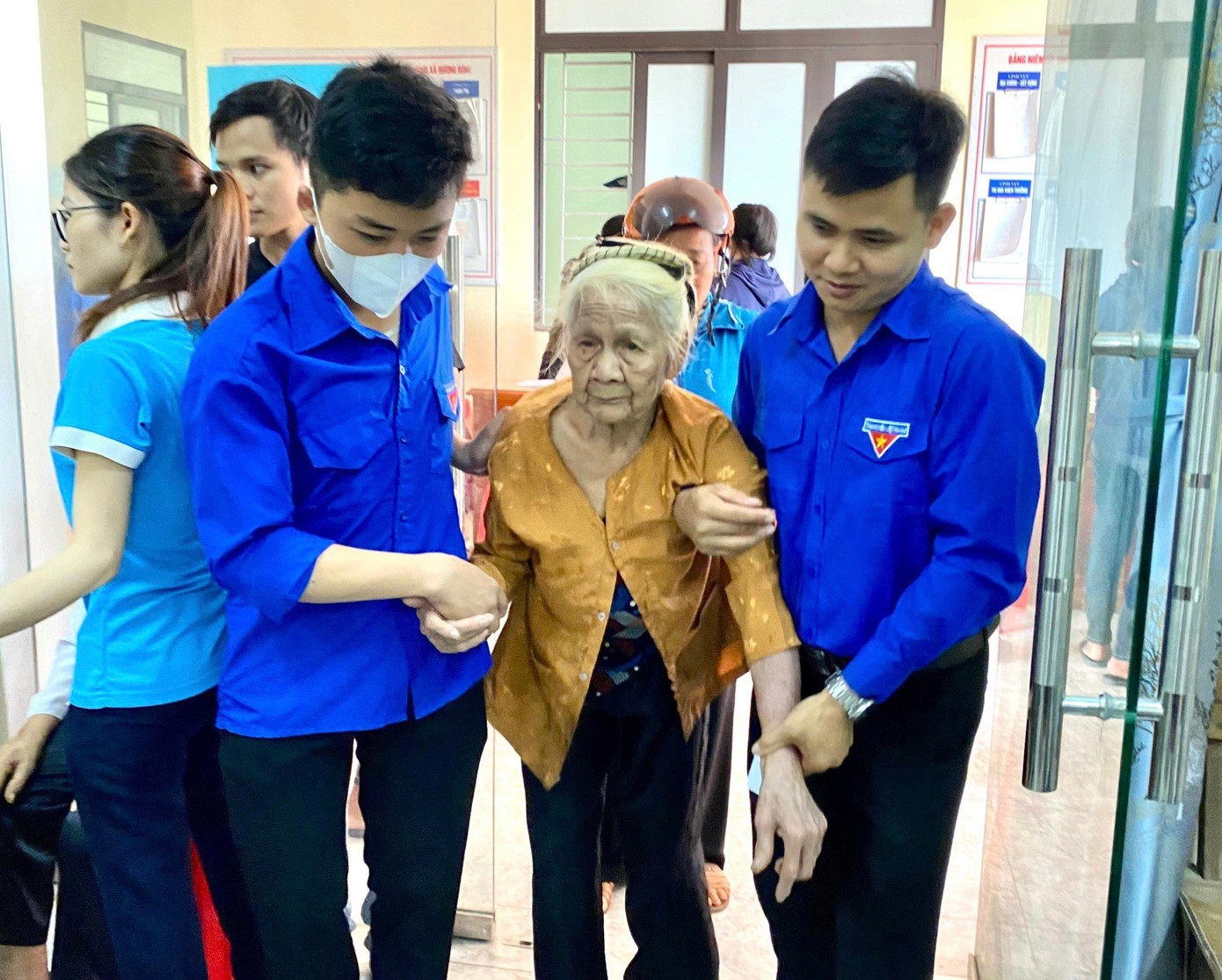 Hoạt động thu hút nhiều người đến thăm khám dưới sự hỗ trợ nhiệt tình của lực lượng thanh niên.