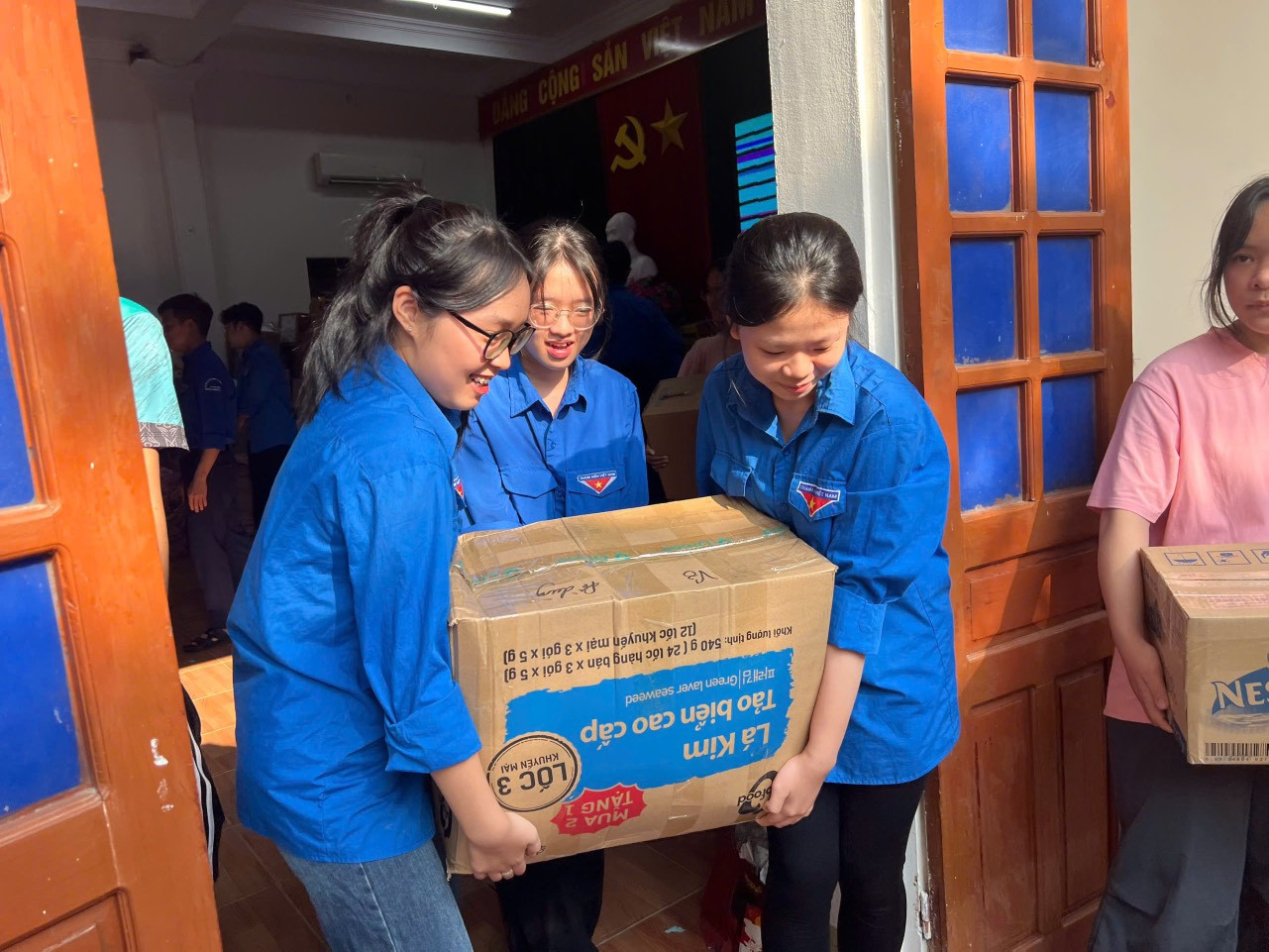 Lực lượng thanh niên vận chuyển hàng hóa lên xe hướng ra miền Bắc hỗ trợ người dân bị ảnh hưởng mưa lũ.