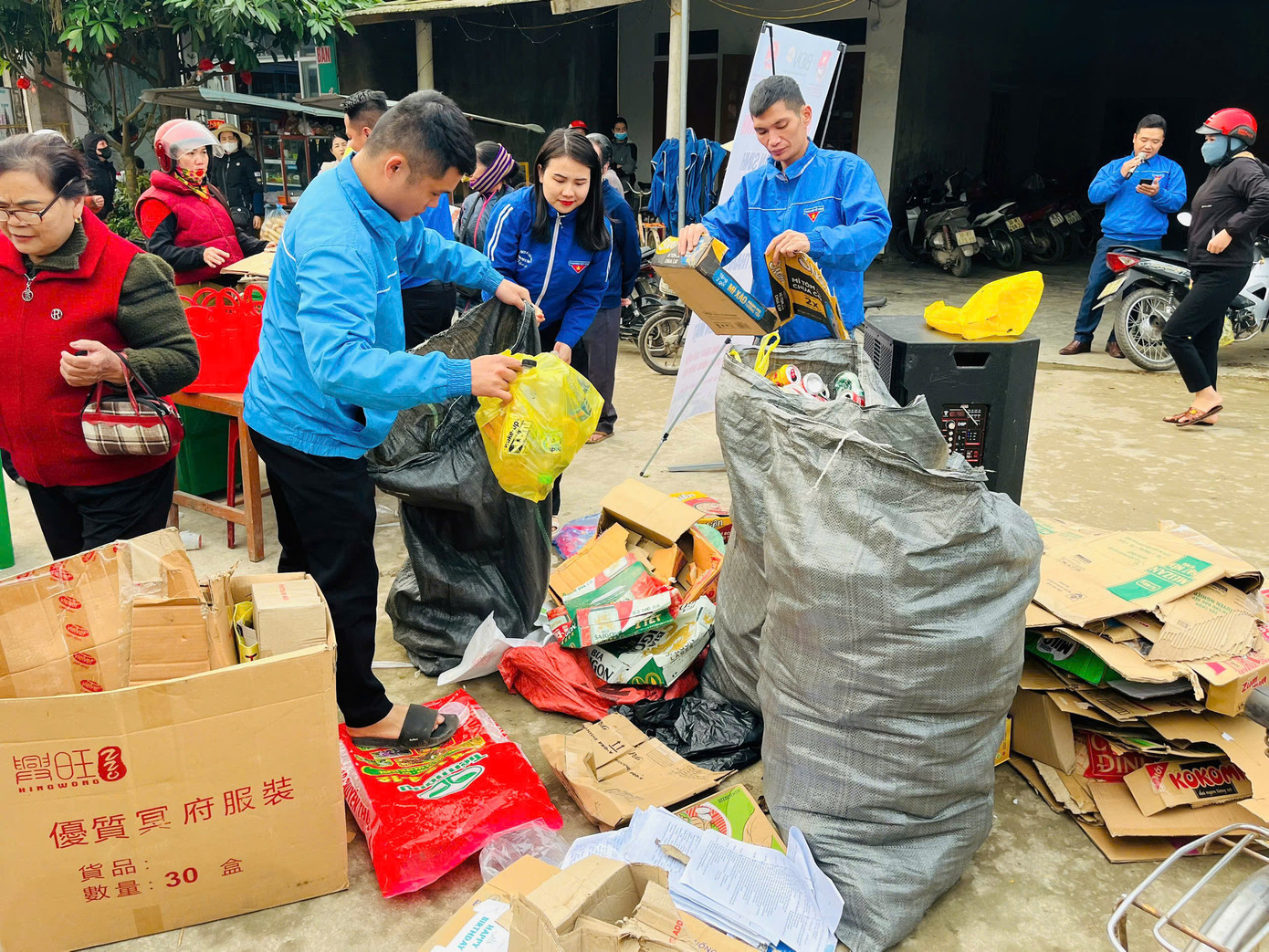 Ban tổ chức đã tặng và trao đổi tổng cộng 100 làn nhựa, thu về hàng trăm kg giấy loại, bìa các tông, vỏ lon, chai nhựa, rác nhựa phế liệu các loại...