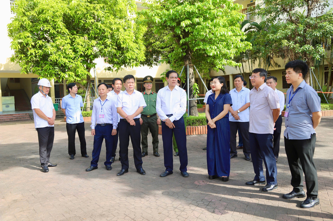 Ông Phạm Việt Thắng - Phó Giám đốc PC Hà Tĩnh (áo trắng ngoài cùng bên trái) cùng đoàn công tác của UBND tỉnh Hà Tĩnh để kiểm tra công tác đảm bảo cấp điện tại các điểm thi trên địa bàn.