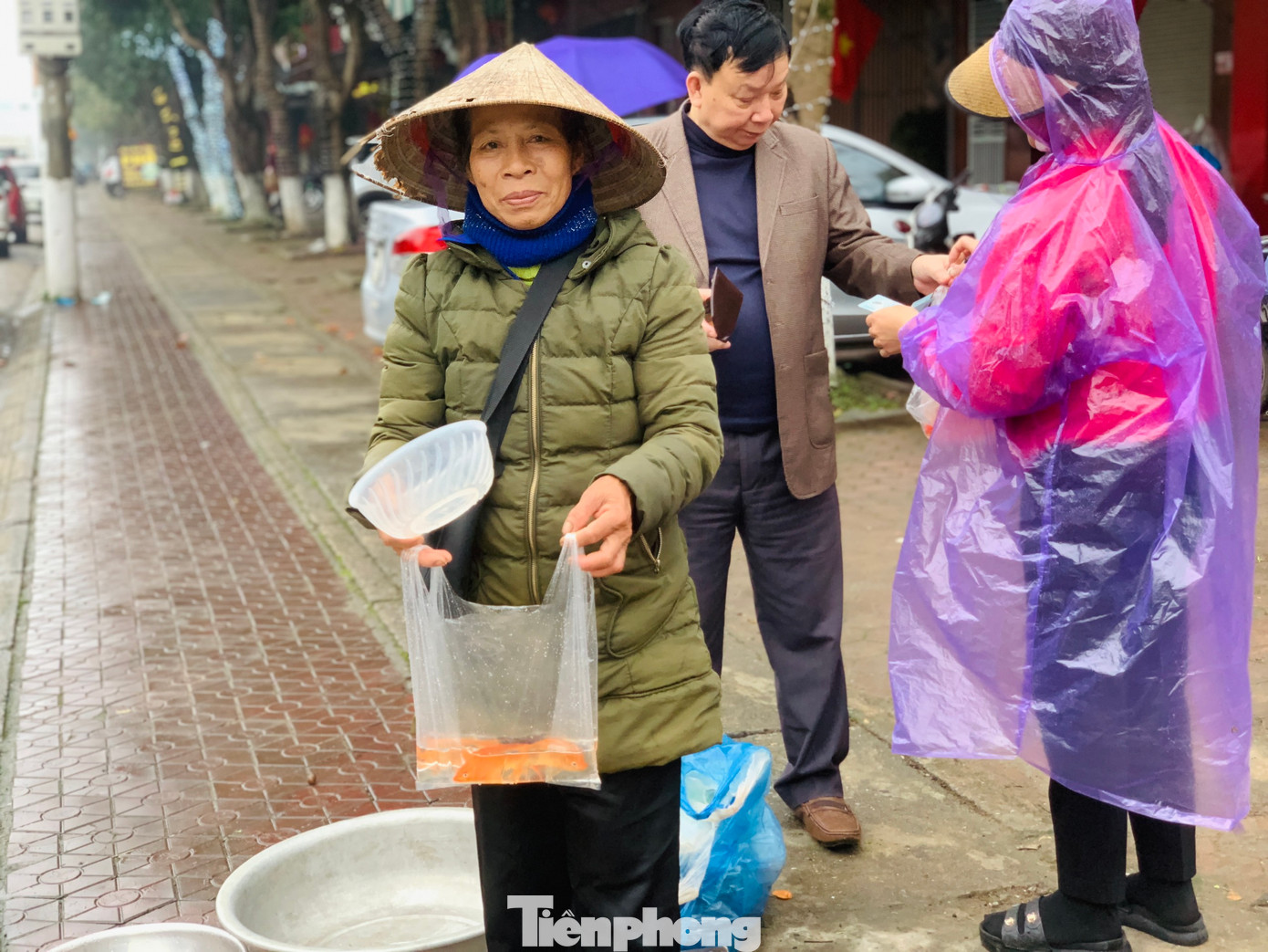 Bà Nguyễn Thị Hà (60 tuổi, trú xã Thạch Trung, thành phố Hà Tĩnh) mang hai xô cá ra gần vị trí chợ Vườn Ươm để bán. Theo bà Hà, thường niên bán đến khoảng 11h nghỉ, nhưng đến 9h vẫn ít người mua dù năm nay người bán không có.