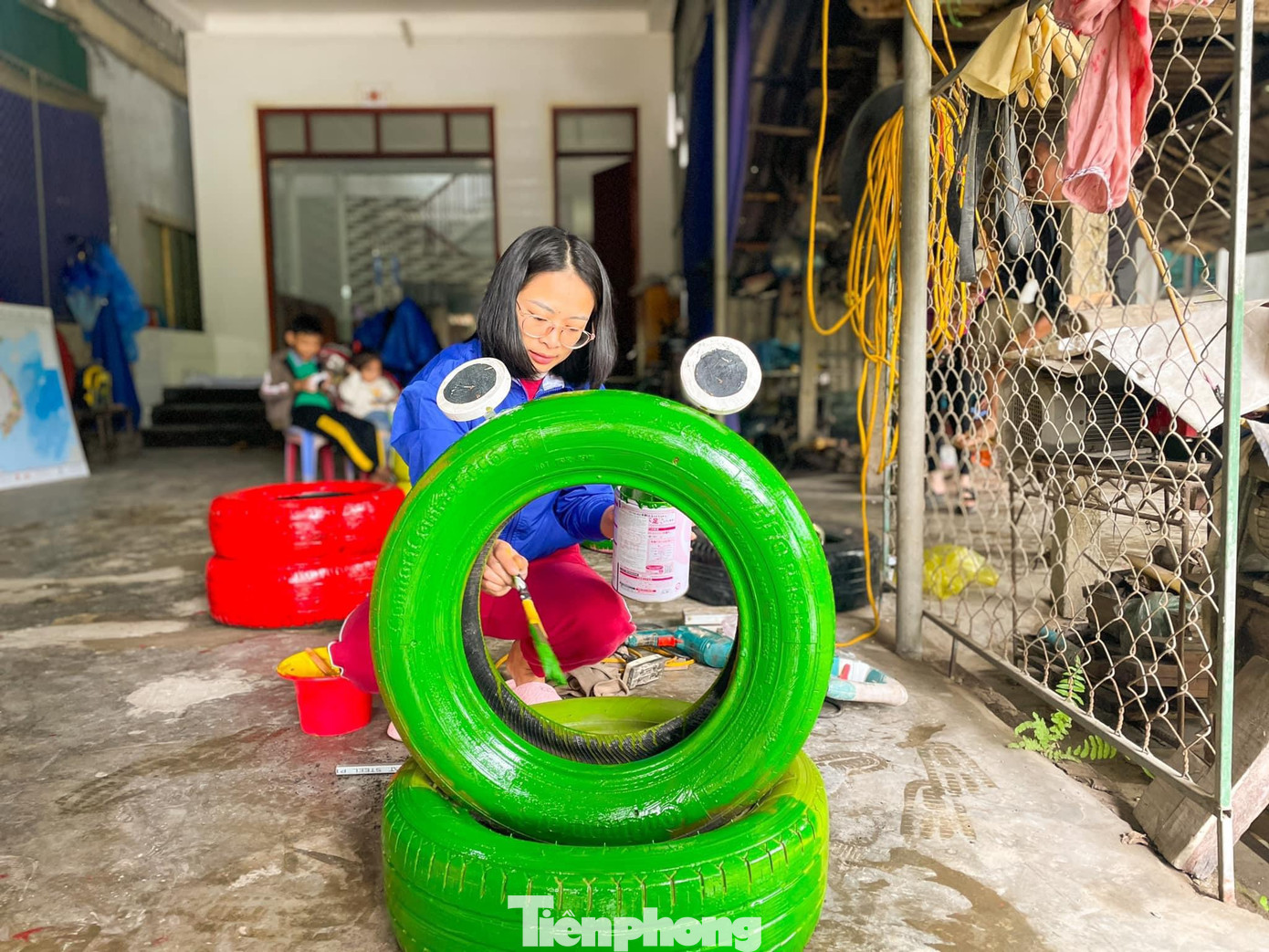 “Công trình được làm và trao tặng trong dịp hưởng ứng Tháng Thanh niên. Từ ý nghĩ nhà văn hóa thôn chưa có khu vui chơi, nên các đoàn viên thanh niên đã cùng sáng tạo nên những chiếc xe, sân chơi thú vị cho các em thiếu nhi. Từ mô hình sân chơi này sẽ nhắc nhở mọi người nâng cao ý thức và lan toả phong trào hành động của mọi người trong việc bảo vệ môi trường”, anh Thạch nói.