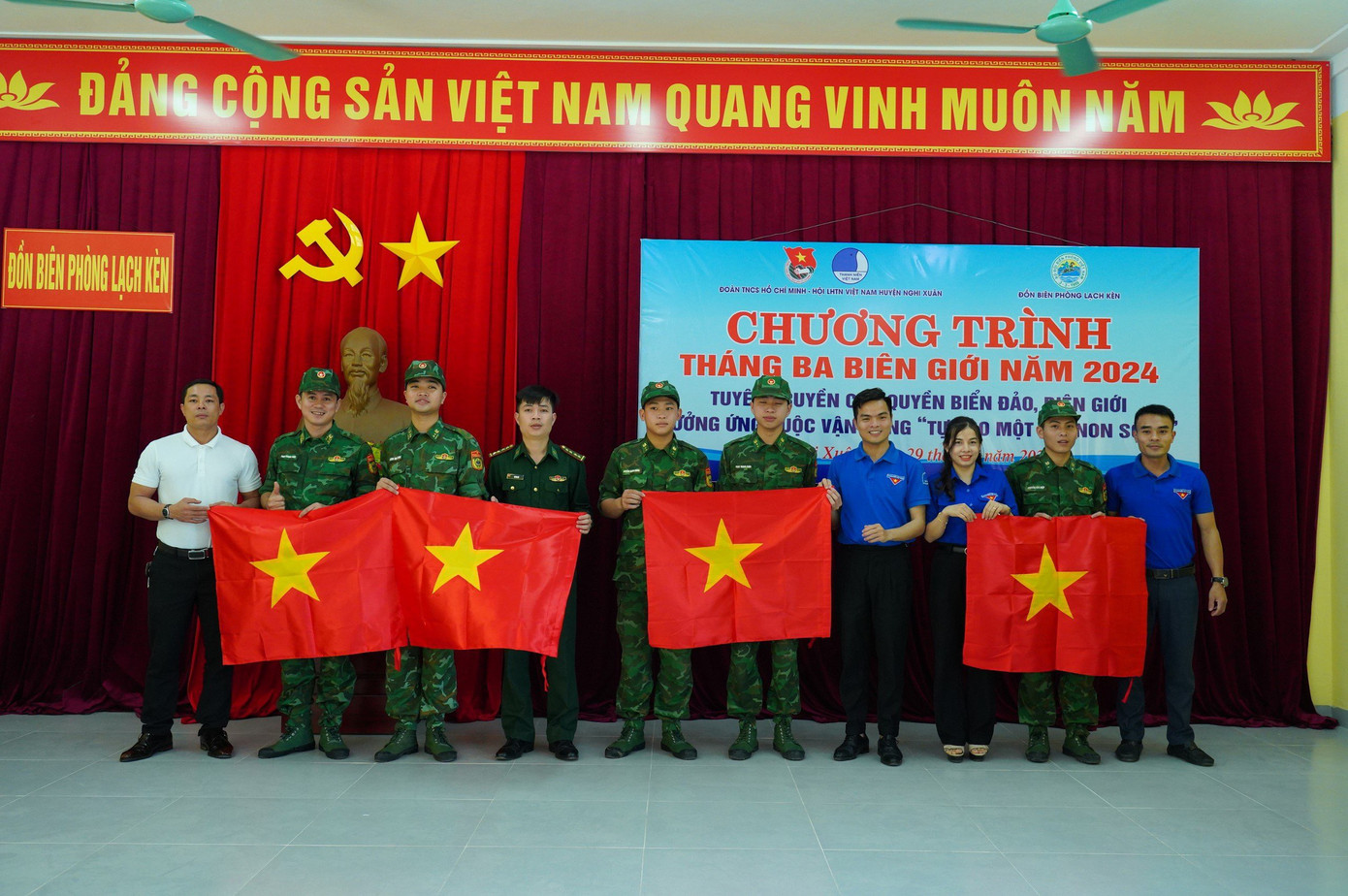 Trước đó, ngày 29/3, Huyện Đoàn Nghi Xuân cũng phối hợp với Đồn Biên phòng Lạch Kèn - Bộ đội Biên phòng Hà Tĩnh tổ chức chương trình "Tháng 3 biên giới" năm 2024. Tại chương trình, Huyện đoàn Nghi Xuân đã tặng bản đồ Việt Nam cho Đồn Biên phòng Lạch Kèn, Đoàn trường THPT Nghi Xuân và Đoàn xã Cương Gián nhằm hưởng ứng cuộc vận động "Tự hào một dải non sông".