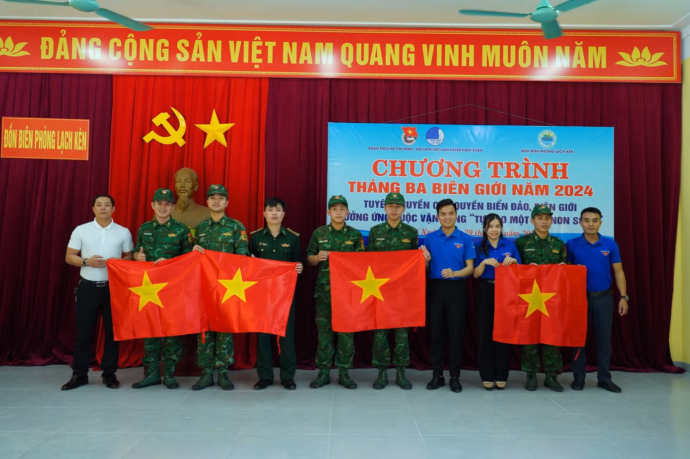 Trước đó, ngày 29/3, Huyện Đoàn Nghi Xuân cũng phối hợp với Đồn Biên phòng Lạch Kèn - Bộ đội Biên phòng Hà Tĩnh tổ chức chương trình "Tháng 3 biên giới" năm 2024. Tại chương trình, Huyện đoàn Nghi Xuân đã tặng bản đồ Việt Nam cho Đồn Biên phòng Lạch Kèn, Đoàn trường THPT Nghi Xuân và Đoàn xã Cương Gián nhằm hưởng ứng cuộc vận động "Tự hào một dải non sông". Trước đó, ngày 29/3, Huyện Đoàn Nghi Xuân cũng phối hợp với Đồn Biên phòng Lạch Kèn - Bộ đội Biên phòng Hà Tĩnh tổ chức chương trình "Tháng 3 biên giới" năm 2024. Tại chương trình, Huyện đoàn Nghi Xuân đã tặng bản đồ Việt Nam cho Đồn Biên phòng Lạch Kèn, Đoàn trường THPT Nghi Xuân và Đoàn xã Cương Gián nhằm hưởng ứng cuộc vận động "Tự hào một dải non sông".