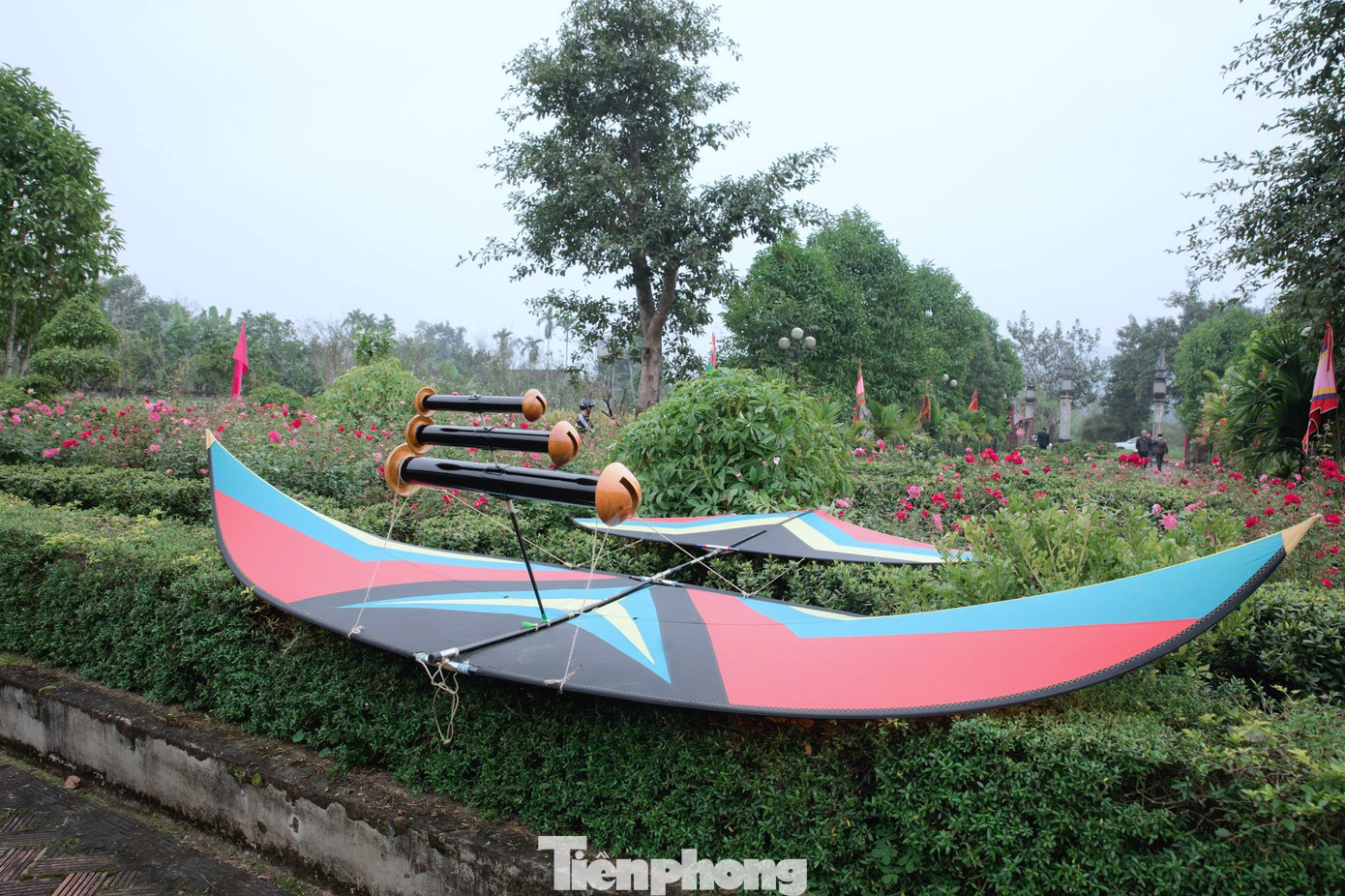 Ban tổ chức cuộc thi đặt ra quy định mỗi chiếc diều có chiều sải cánh không quá 3 m. Ban tổ chức cuộc thi đặt ra quy định mỗi chiếc diều có chiều sải cánh không quá 3 m.