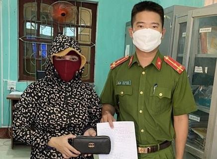 Công an xã Hộ Độ trả lại tài sản cho người đánh rơi. (Ảnh Tiến Phúc) Công an xã Hộ Độ trả lại tài sản cho người đánh rơi. (Ảnh Tiến Phúc)