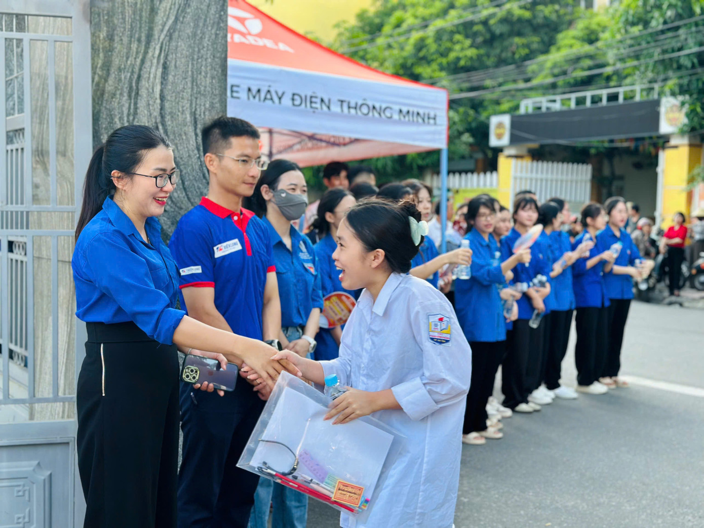 Trong kỳ thi tốt nghiệp THPT năm 2025 tại Hà Tĩnh có 36 đội tình nguyện với hơn 1.600 đoàn viên thanh niên tham gia. Ảnh: HN Trong kỳ thi tốt nghiệp THPT năm 2025 tại Hà Tĩnh có 36 đội tình nguyện với hơn 1.600 đoàn viên thanh niên tham gia. Ảnh: HN