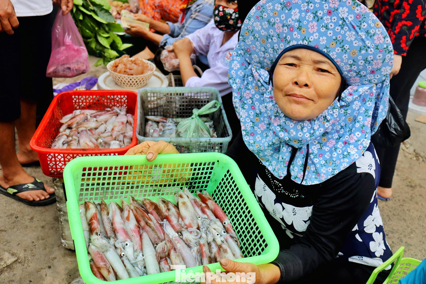 Bà Đào hôm nay câu được hơn 3kg mực ống, con khá to nên bán với giá 350k/kg cũng thu được gần 1 triệu đồng.