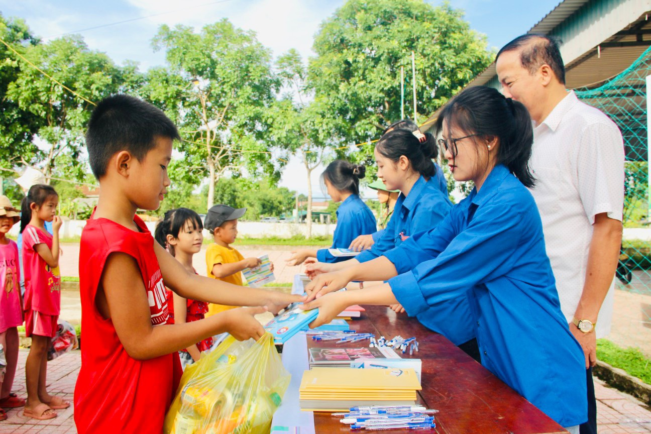 Trong ngày 21/7, các cấp bộ Đoàn trong toàn tỉnh Hà Tĩnh đồng loạt thực hiện nhiều hoạt động ý nghĩa hưởng ứng Ngày Chủ nhật Xanh. Tại huyện Thạch Hà, đoàn viên thanh niên đã ra quân dọn vệ sinh môi trường, thực hiện chương trình đổi rác thải tái chế lấy đồ dùng học tập.