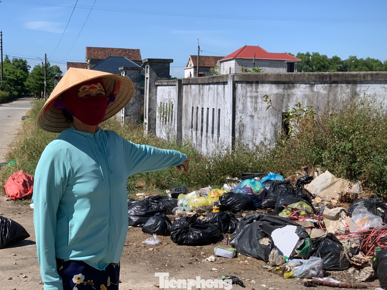 "Từ lâu khu vực này trở thành nơi xả rác. Rác vứt bừa bãi, mỗi lần đi qua phải bịt mũi, chạy xe nhanh vì mùi hôi thối bốc lên nồng nặc. Chúng tôi mong muốn sớm có phương án xử lý, vị trí này không thể thành nơi tập kết rác, vì học sinh, người dân đi lại rất đông", một người dân tại xã Đỉnh Bàn cho hay.