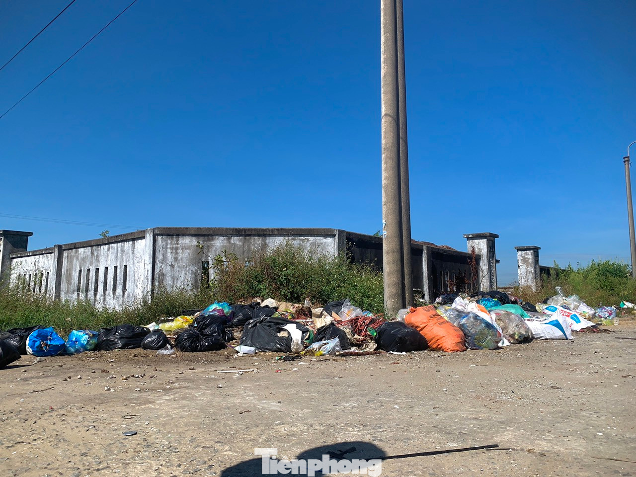 Rác vứt khắp nơi, trên các tuyến đường ở khu tái định cư.