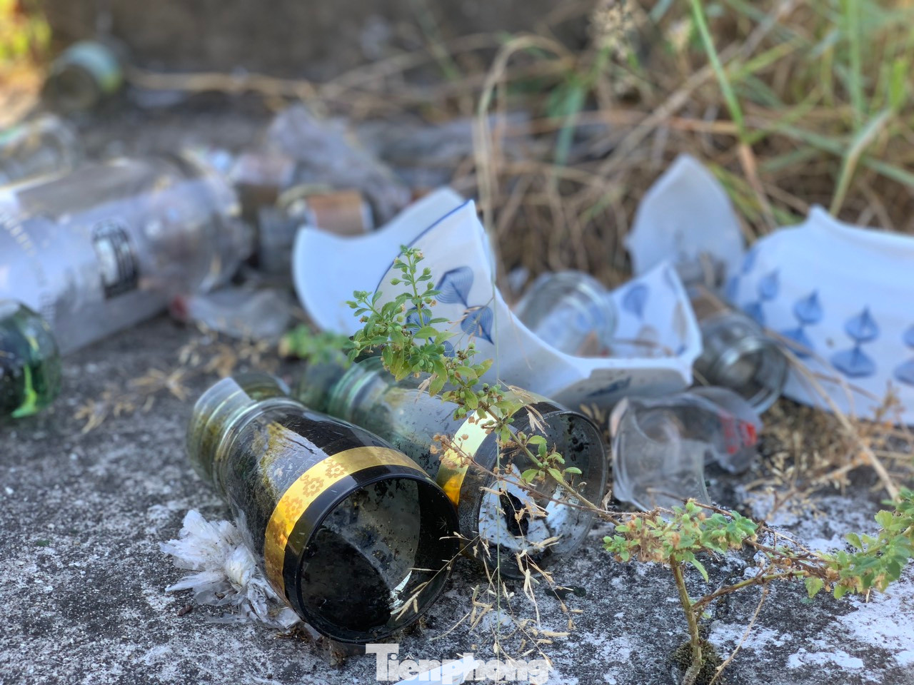 Rác vứt khắp nơi, trên các tuyến đường ở khu tái định cư.