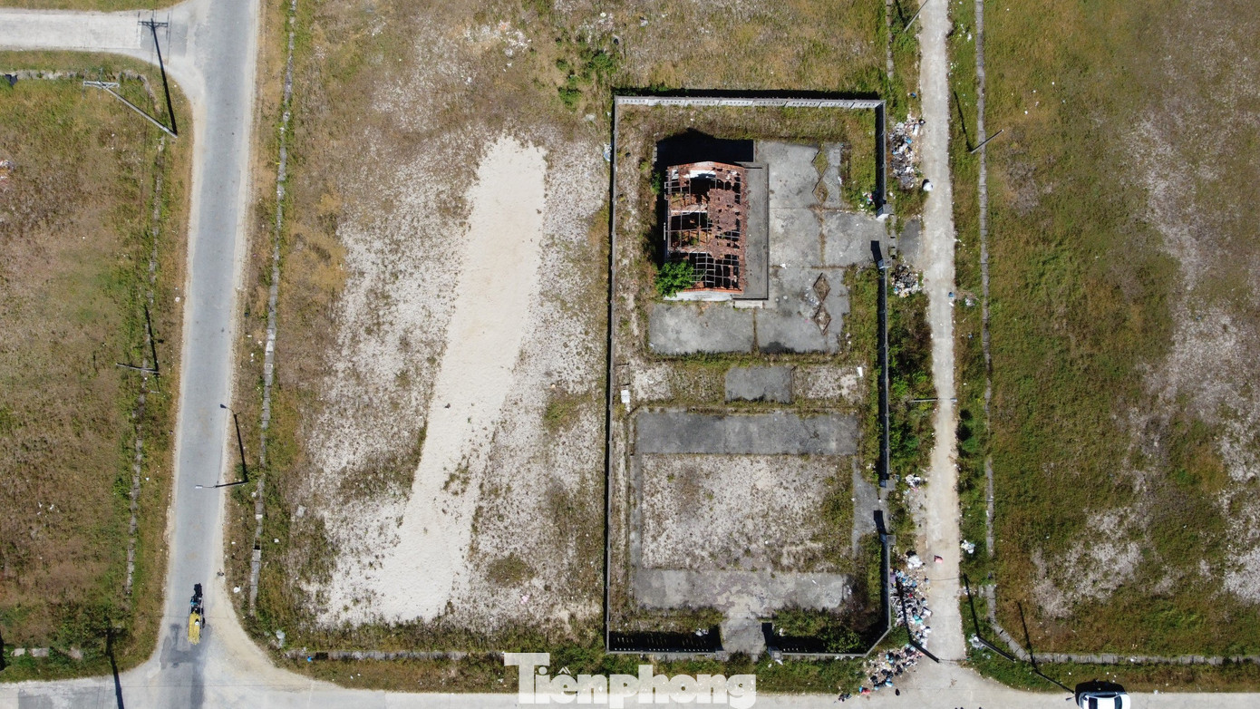 Tuy nhiên, sau khi thử nghiệm, bốc đất tầng phủ, dự án mỏ sắt Thạch Khê đã xuất hiện những bất cập trong thiết kế kỹ thuật, công nghệ khai thác và đối mặt với những khó khăn tài chính. Đến tháng 11/2011, Thủ tướng Chính phủ đã phải cho tạm dừng dự án để thẩm định lại thiết kế kỹ thuật và tái cơ cấu cổ đông.