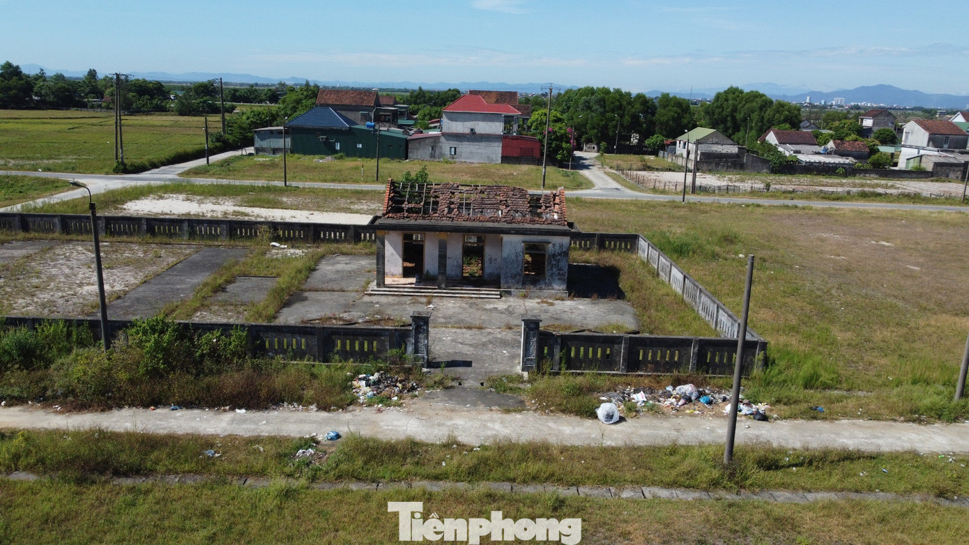 Kể từ đó đến nay, người dân thuộc diện di dời vẫn chưa được giao đất tại khu tái định cư để sinh sống. Khu tái định cư hơn 13 năm qua chỉ là bãi đất trống không có người sử dụng, để hoang hóa vô cùng lãng phí.