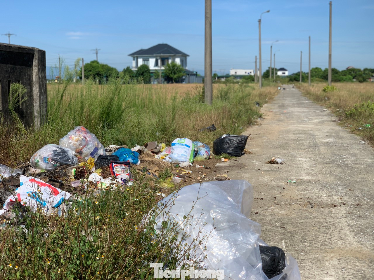 Rác thải vứt bừa bãi, tràn ra đường gây ảnh hưởng đến cuộc sống người dân sống gần khu vực này.