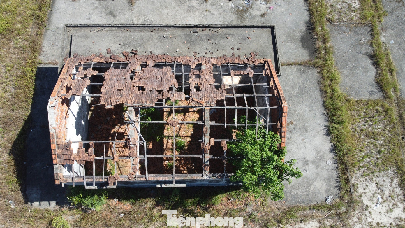 Trong đó nhà văn hóa được xây dựng rộng khoảng 100 m2 bị hư hỏng do không sử dụng. Mái nhà bị đổ gãy, xung quanh khuôn viên cỏ dại mọc um tùm.